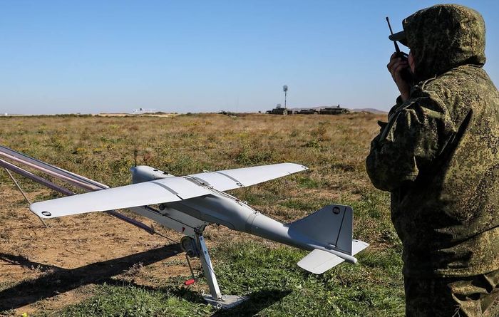 Binh sĩ Nga đang điều khiển UAV. Ảnh: TASS
