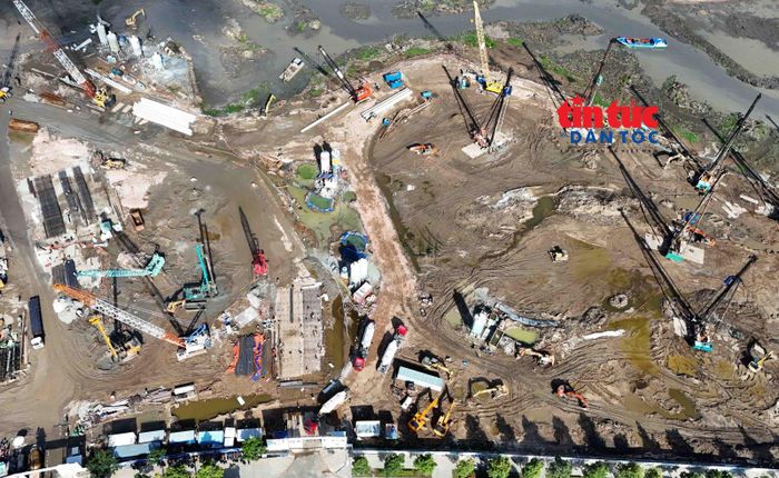 Trong đó, Trung tâm hành chính TP Hồ Chí Minh mới có tổng diện tích sàn khoảng 272.000 m², đáp ứng nơi làm việc cho khoảng 6.000 - 8.000 cán bộ, công chức, viên chức và phục vụ khoảng 1.500 - 2.000 lượt người dân, đại diện doanh nghiệp giao dịch mỗi ngày thông qua hệ thống một cửa.