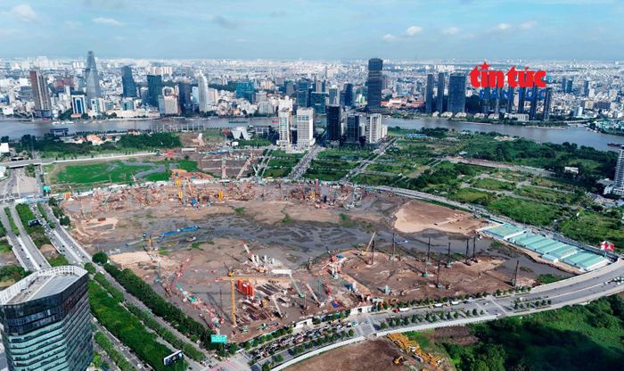 Dự án được xây dựng trên khu đất rộng khoảng 46,7 ha, bao quanh bởi các trục giao thông lớn như Mai Chí Thọ, Nguyễn Cơ Thạch và Tố Hữu.
