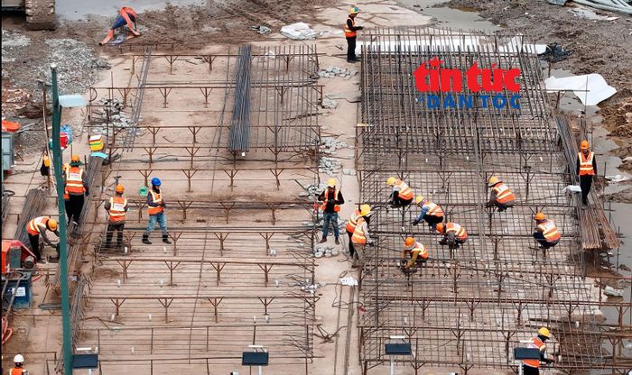 Hàng trăm công nhân tất bật thi công các hạng mục để kịp tiến độ của công trình.