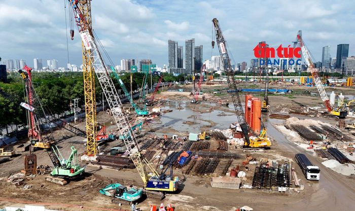 Trung tâm hội nghị - biểu diễn có quy mô khoảng 2.000 chỗ, phục vụ các hoạt động hội nghị, văn hóa và sự kiện. Khu công viên cảnh quan hồ trung tâm được bố trí các công trình công cộng, tượng đài, đài phun nước, khán đài cùng nhiều hạng mục tạo điểm nhấn kiến trúc cho khu đô thị mới Thủ Thiêm.