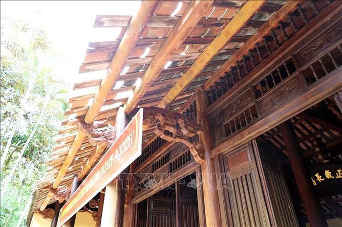 Mái hiên trước Nhà lưu niệm Phan Châu Trinh ở xã Tây Hồ, thành phố Đà Nẵng, bị sạt một mảng lớn.