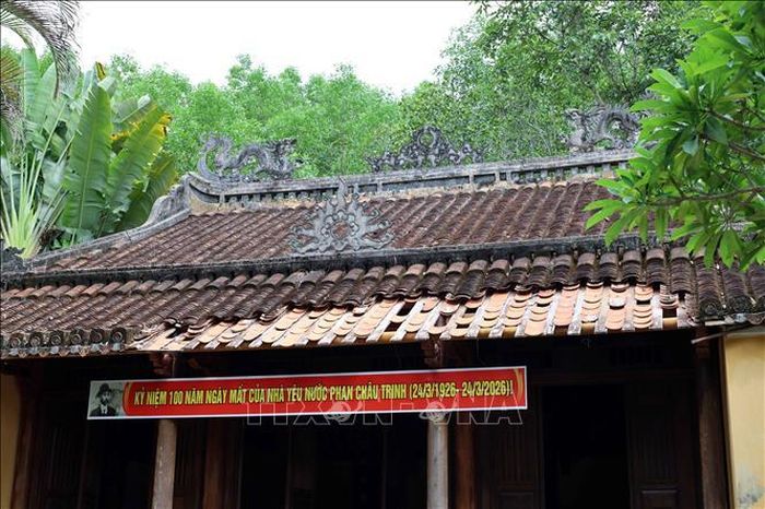 Mái hiên trước Nhà lưu niệm Phan Châu Trinh ở xã Tây Hồ, thành phố Đà Nẵng, bị sạt một mảng lớn.