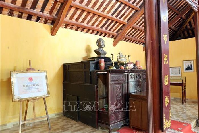 Khu vực bàn thờ tại Nhà lưu niệm Phan Châu Trinh bị mối mọt gặm nhấm, mục ruỗng, phải đỡ tạm bằng khung sắt phía bên trong.