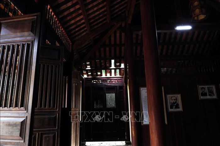 Phần mái ngói bị sạt xuống nhìn từ phía bên trong Nhà lưu niệm Phan Châu Trinh ở xã Tây Hồ, thành phố Đà Nẵng.