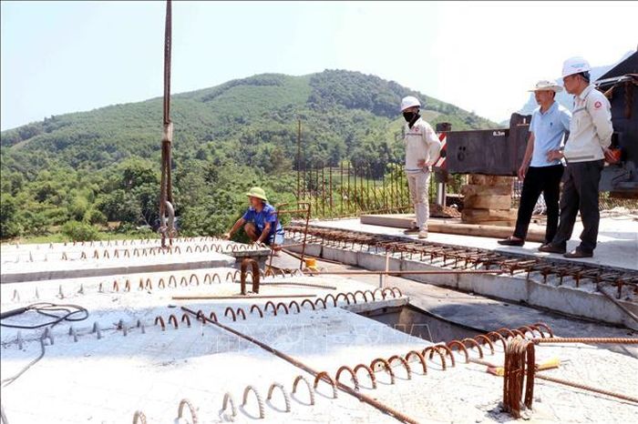 Toàn tuyến thi công đạt trên 32%, dự kiến cơ bản hoàn thành vào cuối năm 2026.