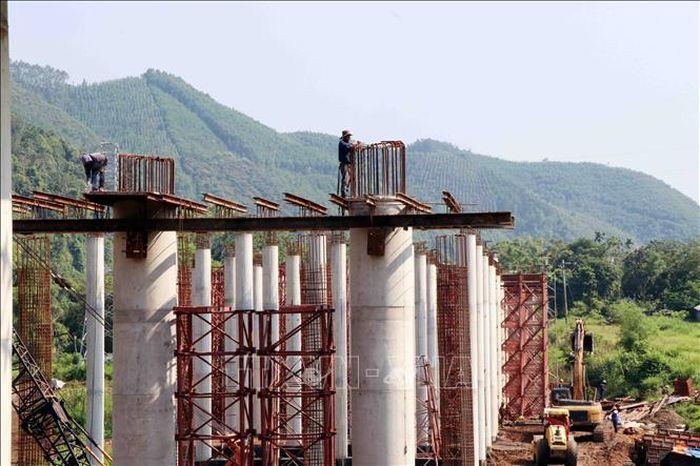 Tăng tốc thi công trên công trường tuyến Chợ Mới - Bắc Kạn đoạn qua xã Thanh Thịnh.
