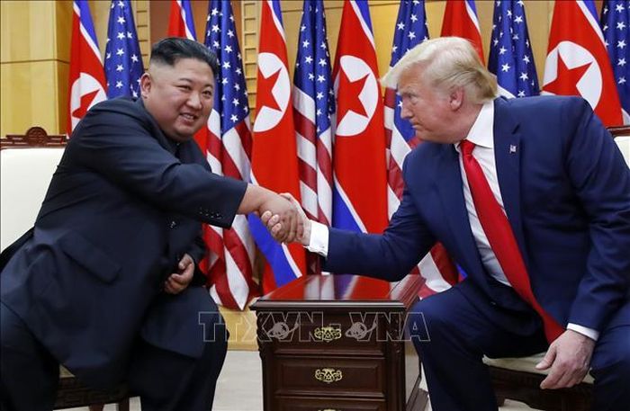 Tổng thống Mỹ Donald Trump (phải) và nhà lãnh đạo Triều Tiên Kim Jong Un trong cuộc gặp tại làng Panmunjom ở biên giới liên Triều, ngày 30/6/2019. Ảnh tư liệu: THX/TTXVN phát