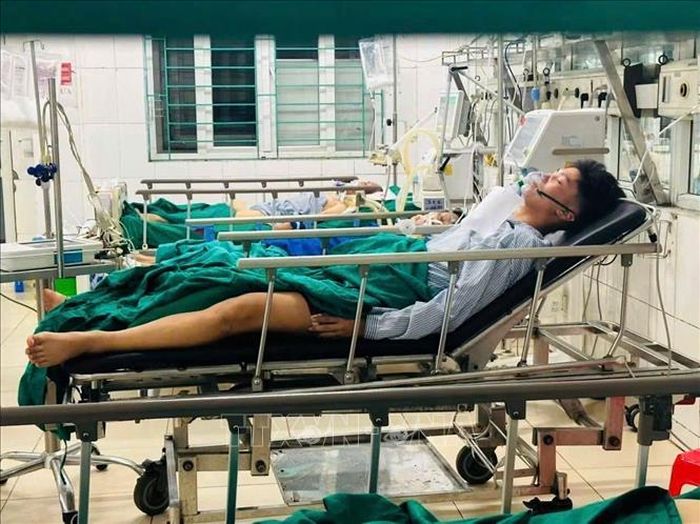 Chiến sĩ bị ngạt khí trong quá trình chữa cháy rừng đang được cấp cứu, điều trị tại Bệnh viện Đa khoa Hà Giang. Ảnh: TTXVN phát