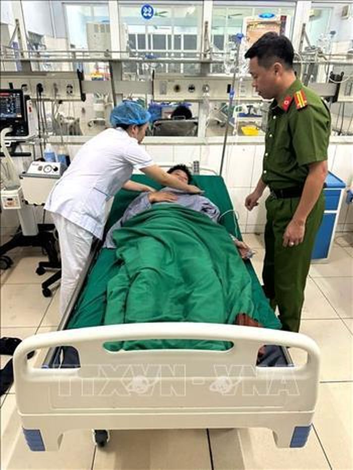 Lãnh đạo phòng Cảnh sát Phòng cháy, chữa cháy và cứu nạn cứu hộ, Công an tỉnh Tuyên Quang thăm hỏi, động viên chiến sĩ bị ngạt khí đang được theo dõi, điều trị tại Bệnh viện Đa khoa Hà Giang. Ảnh: TTXVN phát