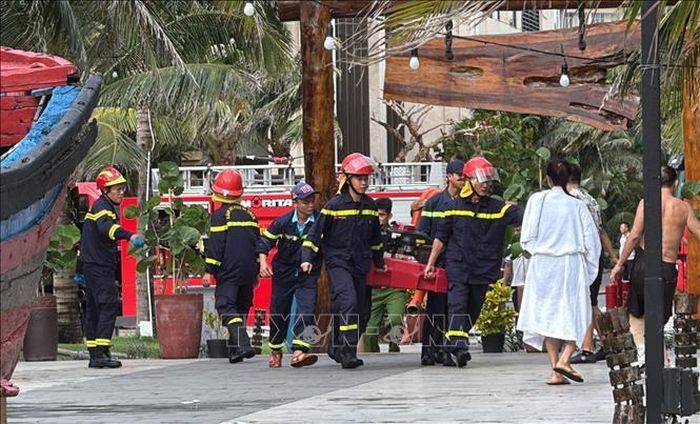 Lực lượng phòng cháy chữa cháy triển khai dập lửa.