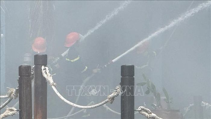 Lực lượng chức năng tiến hành chữa cháy trong điều kiện khói bụi mù mịt.