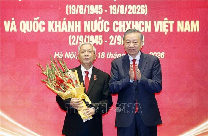 Tổng Bí thư, Chủ tịch nước Tô Lâm trao tặng Huy hiệu 60 năm tuổi Đảng cho đồng chí Nguyễn Khoa Điềm, nguyên Ủy viên Bộ Chính trị, nguyên Bí thư Trung ương Đảng, nguyên Trưởng ban Tư tưởng - Văn hóa Trung ương. Ảnh: Thống Nhất/TTXVN