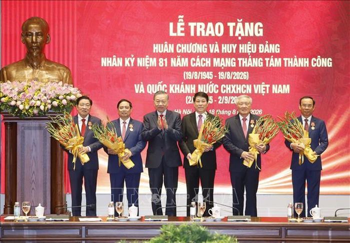 Tổng Bí thư, Chủ tịch nước Tô Lâm trao tặng Huân chương Hồ Chí Minh cho các đồng chí nguyên lãnh đạo Đảng, Nhà nước. Ảnh: Thống Nhất/TXVN