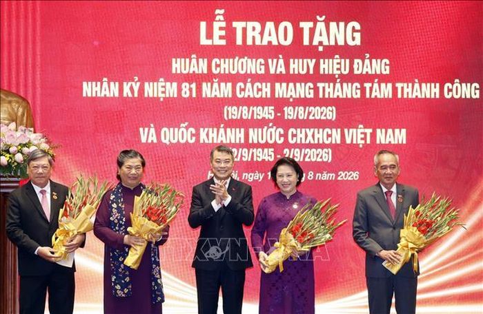 Thủ tướng Lê Minh Hưng trao Huy hiệu 45 năm tuổi Đảng cho các đồng chí nguyên lãnh đạo Đảng, Nhà nước. Ảnh: Thống Nhất/TTXVN