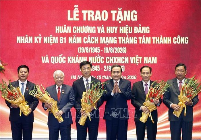 Chủ tịch Quốc hội Trần Thanh Mẫn trao tặng Huy hiệu 40 năm tuổi Đảng cho các đồng chí lãnh đạo Đảng, Nhà nước. Ảnh: Thống Nhất/TTXVN