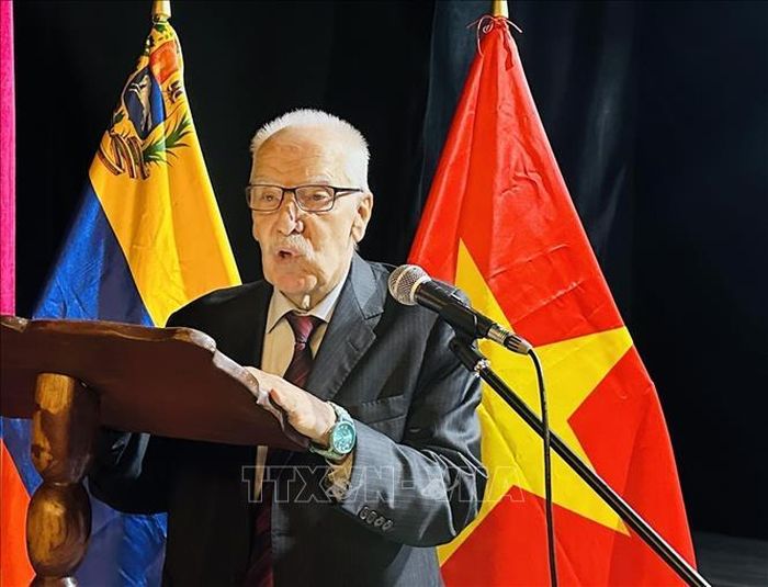 Nhà Hữu nghị Venezuela - Việt Nam Carolus Wimmer phát biểu tại sự kiện. Ảnh: TTXVN phát