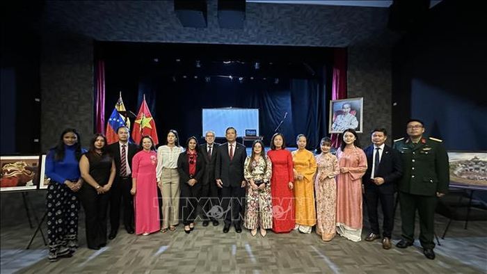 Cán bộ Đại sứ quán Việt Nam chụp ảnh chung cùng các học giả Venezuela. Ảnh: TTXVN phát