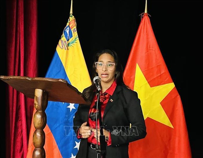 Tiến sĩ Arianna Guerrero, Trưởng nhóm nghiên cứu về tư tưởng Hồ Chí Minh thuộc UICOM, phân tích giá trị của tư tưởng Hồ Chí Minh và những bài học từ con đường phát triển của Việt Nam. Ảnh: TTXVN phát
