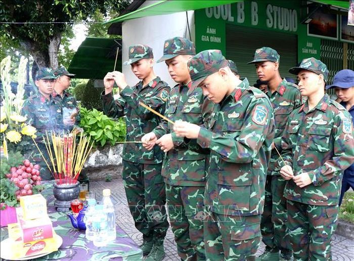 Đại biểu thắp hương trước khi tổ chức khai quật, tìm kiếm, quy tập hài cốt liệt sĩ.
