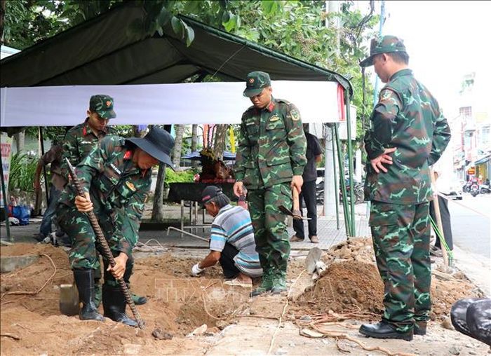 Các lực lượng tiến hành khai quật, tìm kiếm, quy tập hài cốt liệt sĩ.