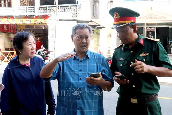 Người dân gặp gỡ lực lượng chức năng để cung cấp thêm thông tin.
