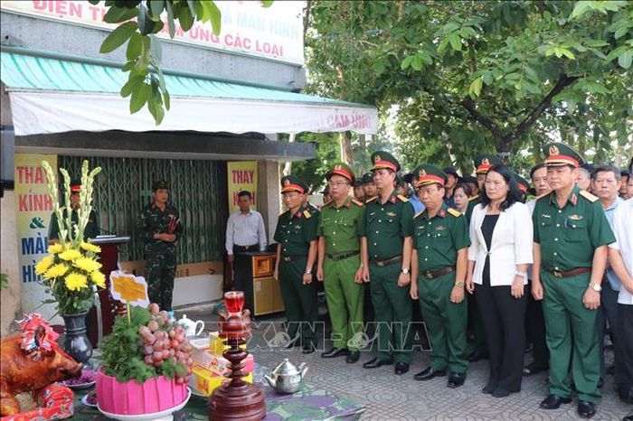 Đại biểu thực hiện nghi thức tâm linh trước khi tổ chức khai quật, tìm kiếm, quy tập hài cốt liệt sĩ.