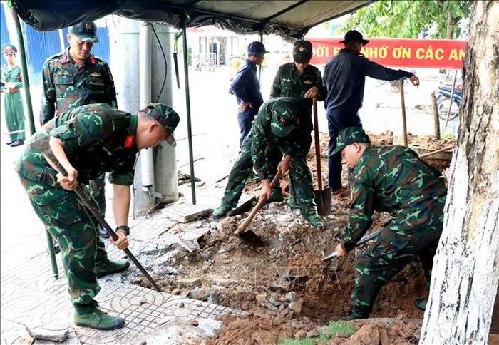 Các lực lượng tổ chức khai quật, quy tập hài cốt liệt sĩ.