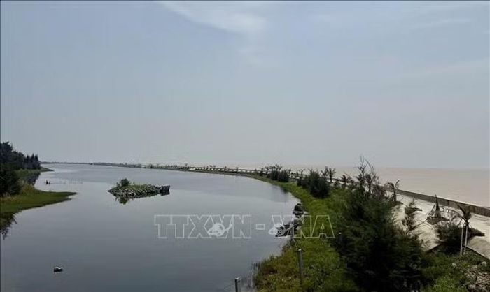 Tuyến đê kè dài 1,62km, tổng mức đầu tư 150 tỷ đồng được tỉnh Thanh Hoá đầu tư xây dựng năm 2024 nhằm ngăn chặn tình trạng xâm thực bờ biển tại thôn Xuân Phụ, xã Hoằng Thanh. Ảnh: Hoa Mai/TTXVN