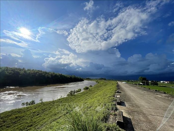 Hệ thống đê, kè kiên cố thực sự là “lá chắn” vững chắc, giúp người dân yên tâm ổn định đời sống và sản xuất khi mùa mưa bão cận kề. Ảnh: Hoa Mai/TTXVN