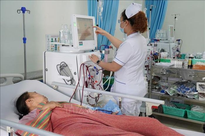 Nhân viên y tế Bệnh viện Chợ Rẫy TP Hồ Chí Minh theo dõi quá trình người bệnh chạy thận nhân tạo.