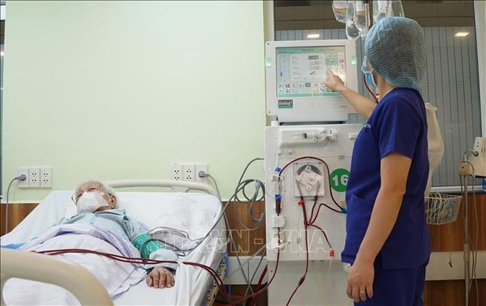 Nhân viên y tế Bệnh viện Chợ Rẫy TP Hồ Chí Minh theo dõi bệnh nhân chạy thận nhân tạo.