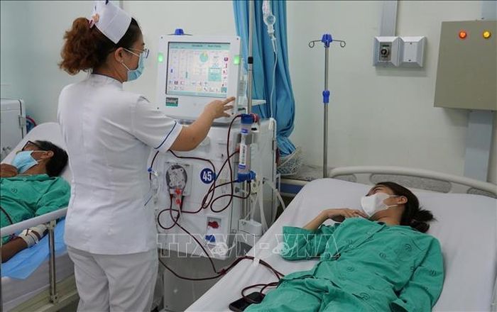 Nhân viên y tế Bệnh viện Chợ Rẫy TP Hồ Chí Minh theo dõi quá trình người bệnh chạy thận nhân tạo.