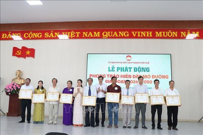 Khen thưởng các cá nhân tiêu biểu trong phong trào “Hiến đất mở đường” giai đoạn 2025 - 2026.