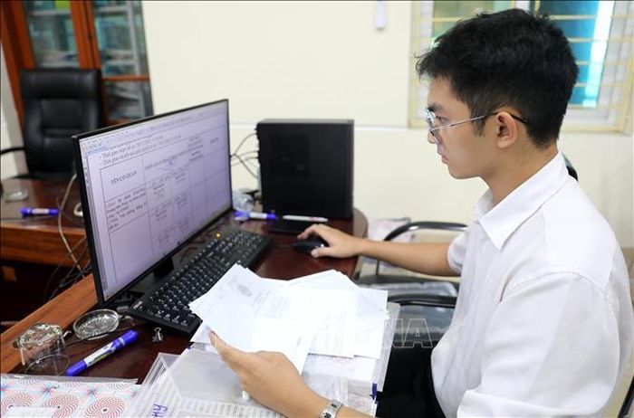 Cán bộ Văn phòng Đăng ký đất đai tỉnh Hưng Yên khẩn trương hoàn thành việc cập nhật cơ sở dữ liệu về đất đai. Ảnh: Thế Duyệt/TTXVN