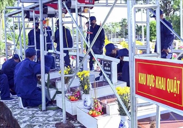 Tiến hành khai quật lấy mẫu ADN ở các mộ chưa xác định danh tính tại Nghĩa trang liệt sĩ xã Trần Văn Thời (Cà Mau). Ảnh: TTXVN phát