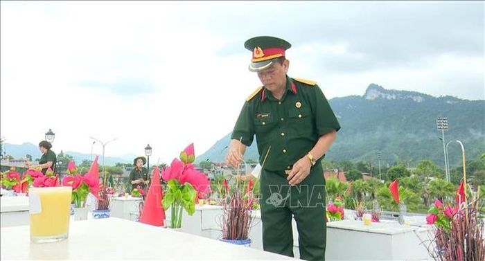 Tuổi đã cao nhưng ông Phạm Ngọc Hiệu vẫn không quản ngại lặn lội khắp các nghĩa trang từ Bắc vào Nam, kết nối với ban liên lạc các quân đoàn để xác minh dữ liệu.