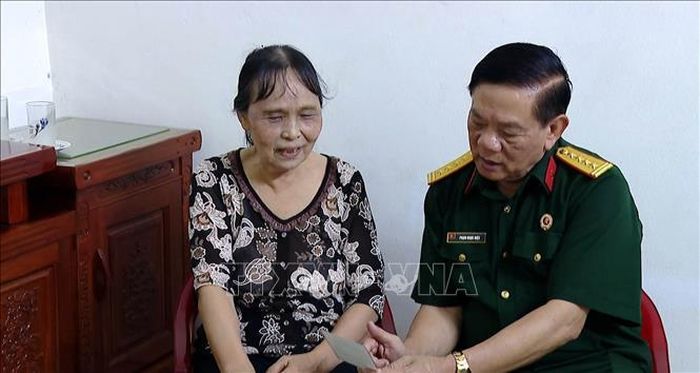 Bà Trần Thị Gấm (vợ liệt sĩ Vũ Văn Thành, quê Nam Định) chia sẻ những kỷ vật chiến trường của chồng với Đại tá Phạm Ngọc Hiệu, mong ước đưa hài cốt liệt sĩ hồi hương được vẹn tròn.