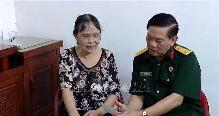 Bà Trần Thị Gấm (vợ liệt sĩ Vũ Văn Thành, quê Nam Định) chia sẻ những kỷ vật chiến trường của chồng với Đại tá Phạm Ngọc Hiệu, mong ước đưa hài cốt liệt sĩ hồi hương được vẹn tròn.