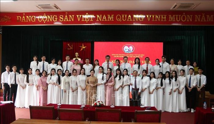 Các đảng viên mới là sinh viên của Trường Cao đẳng Y tế Thái Bình góp phần bổ sung nguồn lực trẻ, có trình độ chuyên môn và nhiệt huyết cho tổ chức Đảng.