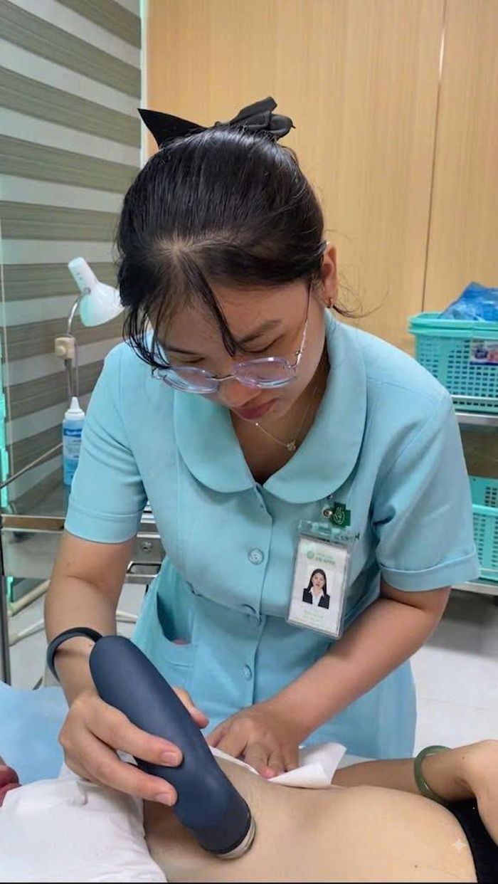Kỹ thuật viên Khoa Phục hồi chức năng, Bệnh viện Đa khoa An Sinh siêu âm trị liệu đa tần giúp thông tắc tia sữa cho bệnh nhân T.T. Ảnh: Nhân vật cung cấp