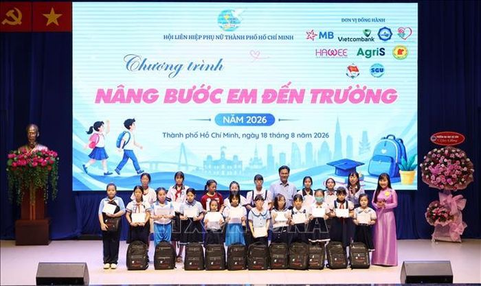 Lãnh đạo Hội Liên hiệp TP Hồ Chí Minh và nhà tài trợ trao tặng học bổng cho trẻ em có hoàn cảnh khó khăn.