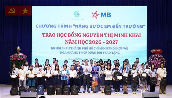 Lãnh đạo Thành ủy TP Hồ Chí Minh trao tặng học bổng cho trẻ em có hoàn cảnh khó khăn.