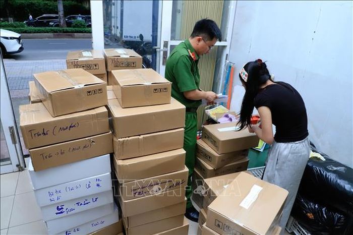 Lực lượng công an niêm phong số sản phẩm thu giữ tại Hộ kinh doanh Mộc Food Biên Hòa. Ảnh: Công an Đồng Nai/TTXVN phát