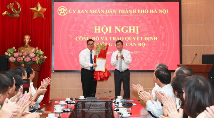 Ông Nguyễn Quang Hiếu nhận quyết định làm Giám đốc Sở Nội Vụ Hà Nội.