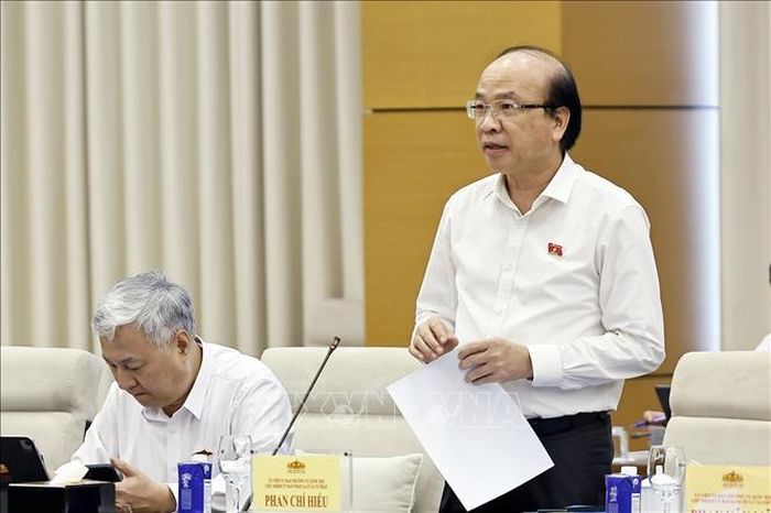 Chủ nhiệm Ủy ban Pháp luật và Tư pháp của Quốc hội Phan Chí Hiếu trình bày tóm tắt báo cáo thẩm tra sơ bộ, đề xuất các vấn đề cần Quốc hội tập trung thảo luận. Ảnh: Doãn Tấn/TTXVN