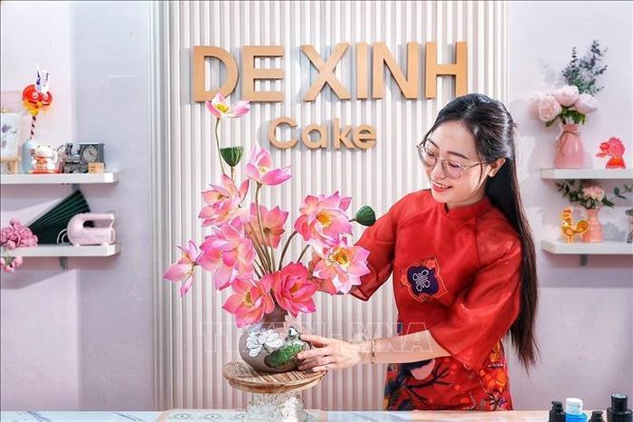 Sản phẩm hoàn thiện là sự kết hợp giữa hai kỹ thuật tạo hình: phần bình được làm từ bánh Trung thu, trong khi những cành sen phía trên được nặn thủ công từ bột tò he. Sự kết hợp này tạo cho chiếc bánh Trung thu dáng vẻ như một bình hoa nghệ thuật.