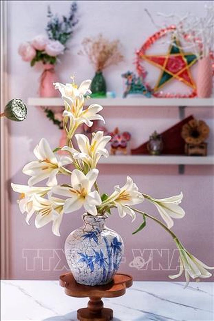 Một chiếc bánh Trung thu tạo hình bình hoa loa kèn (hoa ly) cực kỳ độc đáo và siêu thực do chị Nguyễn Thị Thùy Dương (Hà Nội) cùng các cộng sự thực hiện.