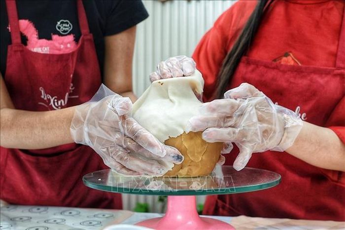 Từng bước định hình thành chiếc bình dùng để cắm những cành hoa làm bằng cách làm bánh trung.