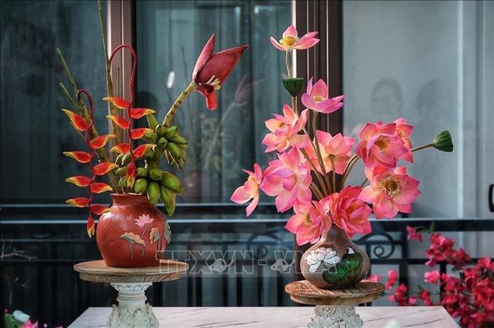 Những bình hoa sen, hoa chuối được tạo hình từ nguyên liệu làm bánh Trung thu và nguyên liệu làm tò he được hoàn thiện với nhiều sắc thái, kiểu dáng khác nhau khiến người xem khó nhận ra đây là những sản phẩm có thể ăn được.
